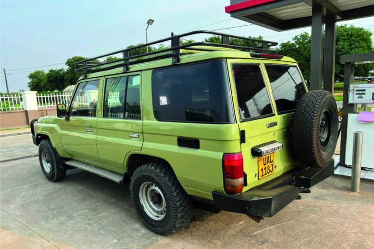 Landcruiser with pop up roof tOYOTA LANDCRUISER