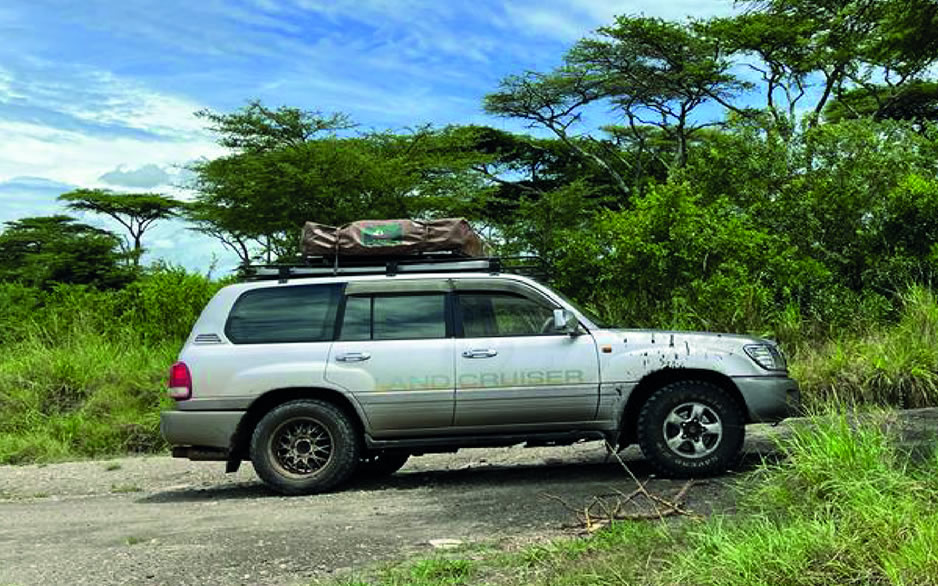 Landcruiser v8 with rooftop tent
